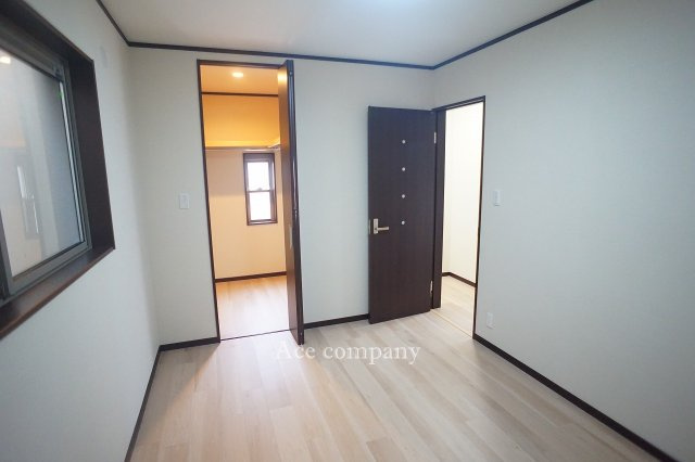 【寝室】 | 東大阪市古箕輪1丁目 | 【2階：洋室6帖】ウォークインクローゼットがあるお部屋です♪