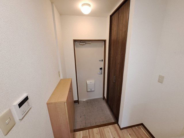 プチメゾン弥生の玄関