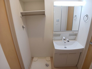 【洗面所】 | サニーレジデンスＣ | ゆったりとスペースのある洗面所