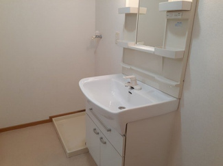 【洗面所】 | ルーチェ・デル・ソーレ | 脱衣スペースもあります