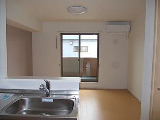 【居間・リビング】 | ソイビーンズ | こちらの居間で趣味の時間をお楽しみください