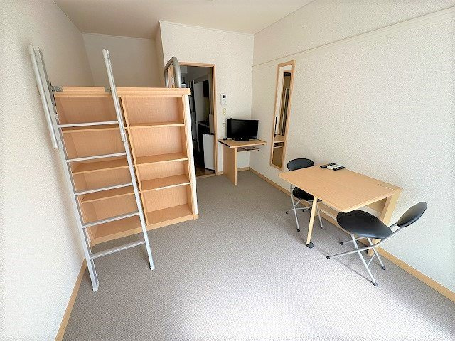 レオパレスカーネリアン片倉の居間・リビング