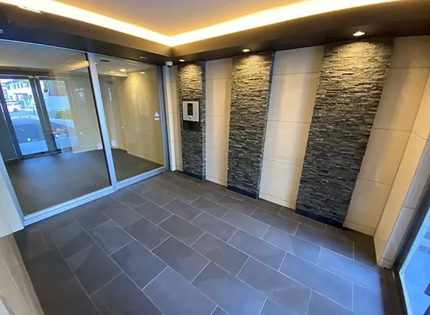 横浜市港北区樽町２丁目の賃貸マンションのエントランス