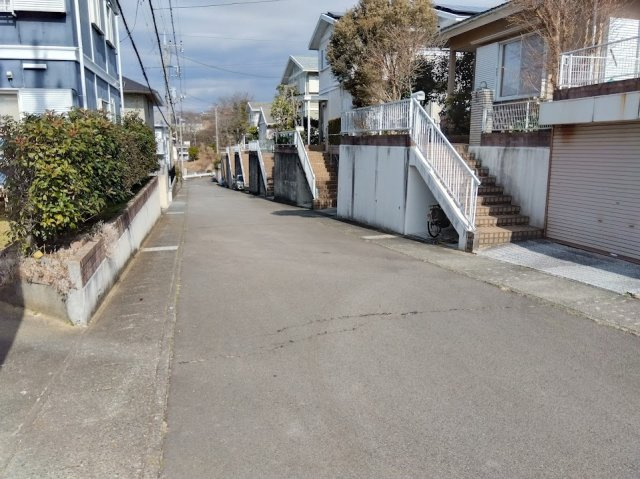 売中古戸建　三島市東壱町田の前面道路含む現地写真|落ち着いた雰囲気が広がる閑静な住宅街です。
前面道路は交通量も少なめで、ゆったりとした時間が流れる住環境です。車通りが穏やかなため、小さなお子様のいるご家庭にも安心感があります。