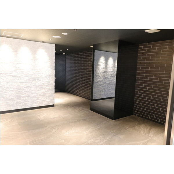 コンフォリア・リヴ新大阪WESTのロビー