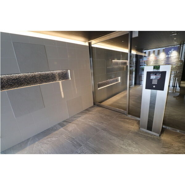 コンフォリア・リヴ新大阪WESTのエントランス