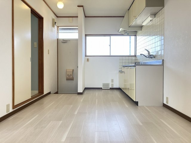 おさなぎハウスのキッチン|玄関から広々としたキッチンスペースです。