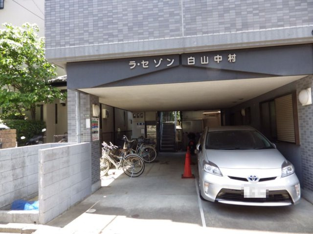 ラ・セゾン白山のエントランス