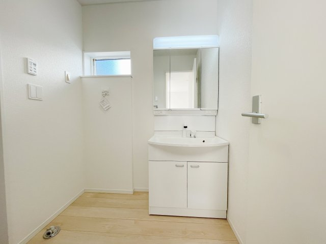 新築戸建・新築建売　白河市蛇石第1　第三小・中央中の独立洗面台|三面鏡付き洗面台は鏡の内側に収納があり歯ブラシや化粧品などの収納に便利です！