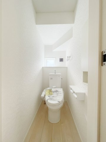新築戸建・新築建売　白河市蛇石第1　第三小・中央中のトイレ|1階トイレは階段下のデッドスペースを有効活用♪サニタリー収納付きで各階にあります！