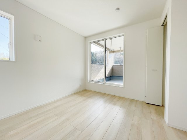 新築戸建・新築建売　白河市蛇石第1　第三小・中央中の洋室|バルコニーに面した陽当たり良好な洋室！