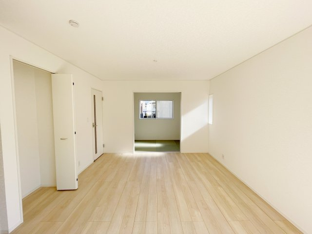 新築戸建・新築建売　白河市蛇石第1　第三小・中央中の居間・リビング|リビング収納があるのでフロアモップや掃除機などを収納しておけばすぐにお掃除ができますね♪