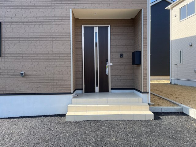 新築戸建・新築建売　白河市蛇石第1　第三小・中央中の玄関|人感センサー付玄関灯や防犯カメラなどセキュリティー対策充実の玄関です！