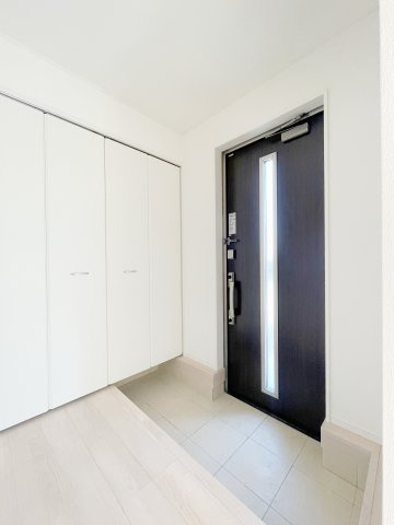 新築戸建・新築建売　白河市蛇石第1　第三小・中央中の玄関|自然光を取り入れる窓付き玄関は明るく気持ちよくお出かけできますね♪