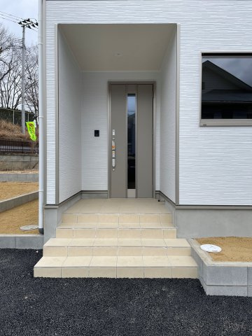 新築戸建・新築建売　白河市栄町　第一小・中央中の玄関|カメラ付きインターホンや人感センサー付玄関灯などセキュリティ対策も充実♪