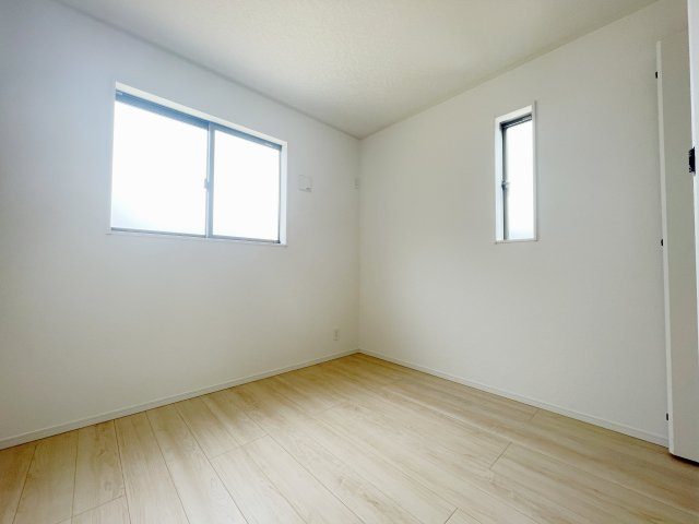 新築戸建・新築建売　白河市栄町　第一小・中央中の洋室|北側の5帖の洋室も2面採光で明るく子供部屋にもオススメ♪