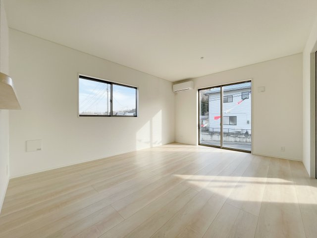 新築戸建・新築建売　白河市栄町　第一小・中央中の居間・リビング|嬉しいリビングエアコン付きの陽当たり良好なリビングです！