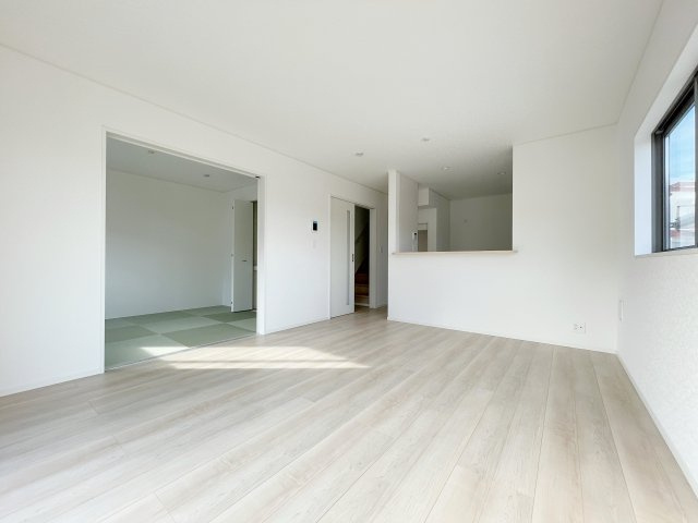 新築戸建・新築建売　白河市栄町　第一小・中央中の居間・リビング|対面キッチンなのでリビングで過ごすご家族の様子を見守りながら調理・片付けが可能です！