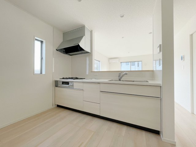 新築戸建・新築建売　白河市栄町　第一小・中央中のキッチン|点検口を兼ねた床下収納付きのシステムキッチン！対面キッチンなのでリビングの様子も見渡せます！