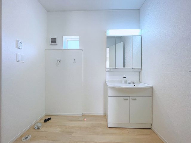 新築戸建・新築建売　白河市関辺第5　関辺小・白河中央中の独立洗面台|三面鏡洗面台で朝の身支度もしやすい＆収納力も◎洗面台に物を置かずすっきり清潔に保つことができます！