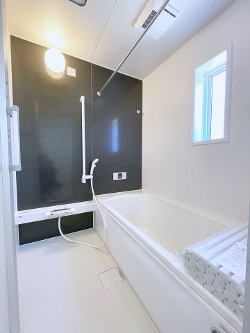 新築戸建・新築建売　白河市関辺第5　関辺小・白河中央中の浴室|浴室乾燥機付きで小窓がついているので簡単に換気が可能です！洗濯物干しもできるので便利！