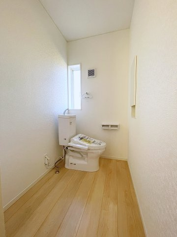 新築戸建・新築建売　白河市関辺第5　関辺小・白河中央中のトイレ|白を基調としており小窓で換気ができるので清潔感のある空間。ペーパーホルダーが2つあるのも便利です！