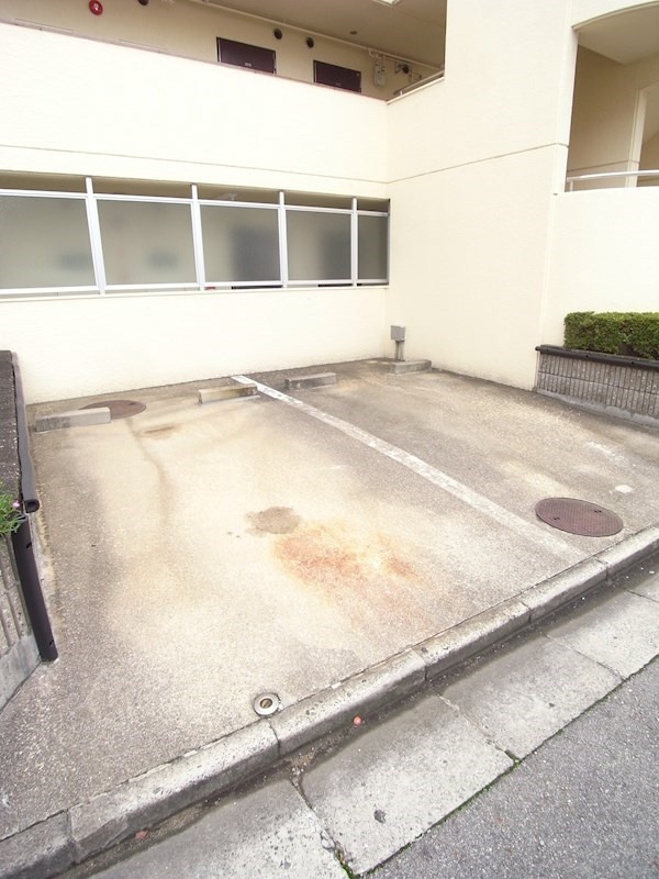 サンハイツ白鳩Ⅲの駐車場