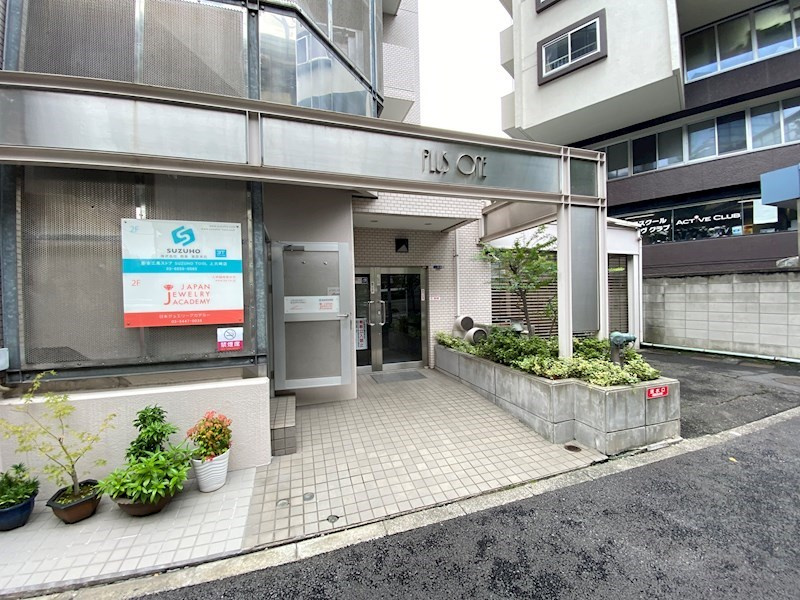PLUS・OｎEのエントランス