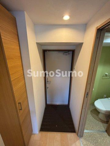 モノトーン難波の玄関