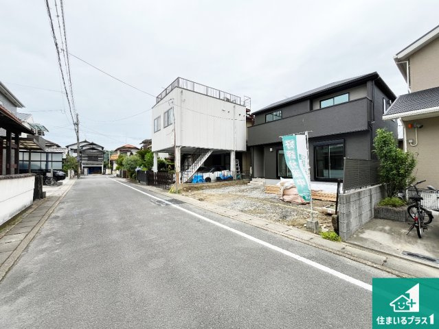 ★1(土)2(日)現地見学可能！★八幡市川口西扇　限定1邸の前面道路含む現地写真|周辺は閑静な住宅街！前面道路広々で車の出し入れも便利です。駐車が苦手な方でも安心して車庫入れできます！
