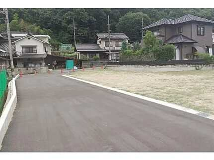 広島市安佐北区三入１丁目　土地(全3区画)の前面道路含む現地写真