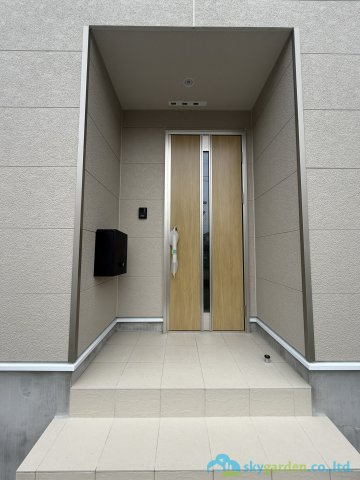 小田原市蓮正寺　第17　新築戸建　全2棟2号棟の玄関