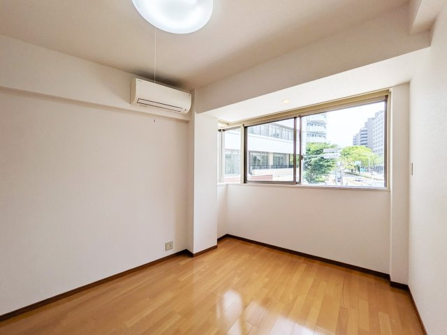 山手井上ビルの洋室