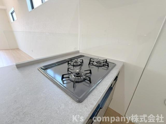 ◎高座郡寒川町岡田6丁目　新築戸建のキッチン|三口ガスコンロでお料理の幅が広がります◇