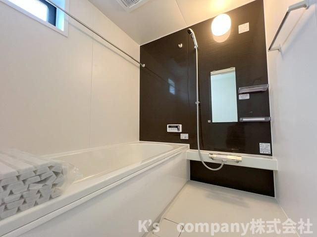 ◎高座郡寒川町岡田6丁目　新築戸建の浴室|アクセントパネルが引き締まった印象の浴室スペース◇