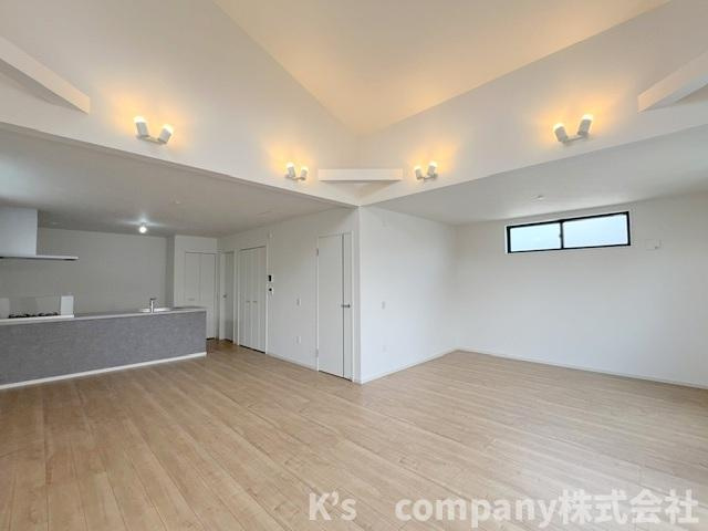 ◎高座郡寒川町岡田6丁目　新築戸建の居間・リビング|ご家族が自然に集まるカウンタ―キッチンが左手に見えます◇