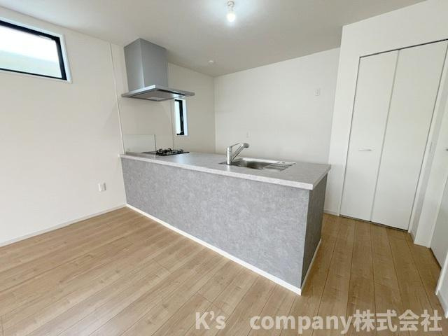 ◎高座郡寒川町岡田6丁目　新築戸建のキッチン|淡いグレーの優しい印象のカウンタ―キッチン☆