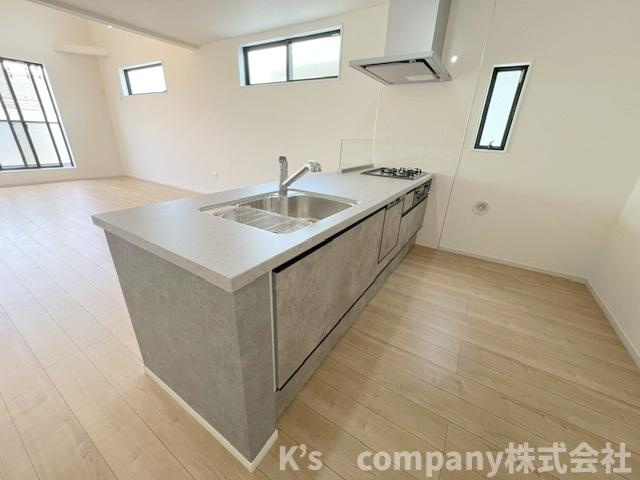 ◎高座郡寒川町岡田6丁目　新築戸建のキッチン|キッチン後方には食器棚スペースが確保されています☆