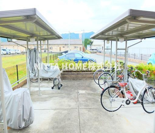 ルピナス　ネオコートのエントランス|屋根付きの駐輪場は無料です★