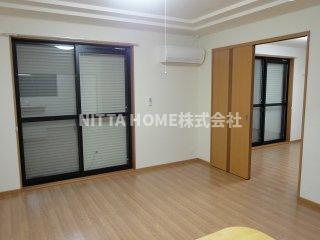 ルピナス　ネオコートの居間・リビング|洋室からもバルコニーにアクセスすることができます◇