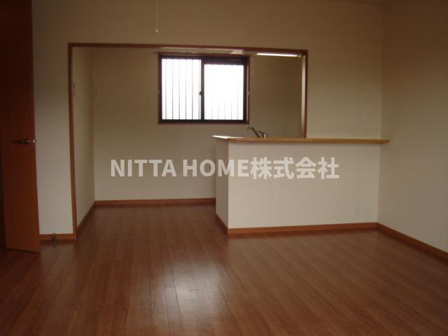 ルピナス　ネオコートの居間・リビング|人気のカウンターキッチン☆