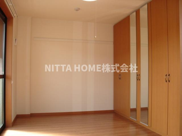 ルピナス　ネオコートの居間・リビング|５．７帖の洋室です＊大きなクローゼットが特徴◎