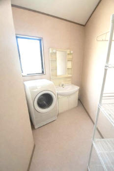 谷川2丁目　鉄骨造中古戸建の独立洗面台|※こちらの独立洗面台写真は、加工写真で荷物を無しにした写真になります。
　実際の写真には荷物があります。