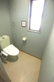 谷川2丁目　鉄骨造中古戸建のトイレ|※こちらのトイレ写真は、加工写真で荷物を無しにした写真になります。
　実際の写真には荷物があります。