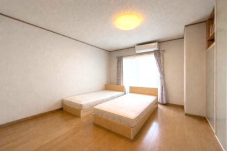 谷川2丁目　鉄骨造中古戸建の寝室|※こちらの寝室写真は、加工写真で荷物を無しにした写真になります。
　実際の写真には荷物があります。