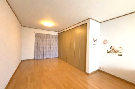 谷川2丁目　鉄骨造中古戸建の寝室|※こちらの寝室写真は、加工写真で荷物を無しにした写真になります。
　実際の写真には荷物があります。
