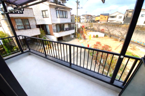 谷川2丁目　鉄骨造中古戸建のバルコニー|※こちらのバルコニー写真は、加工写真で荷物を無しにした写真になります。
　実際の写真には荷物があります。