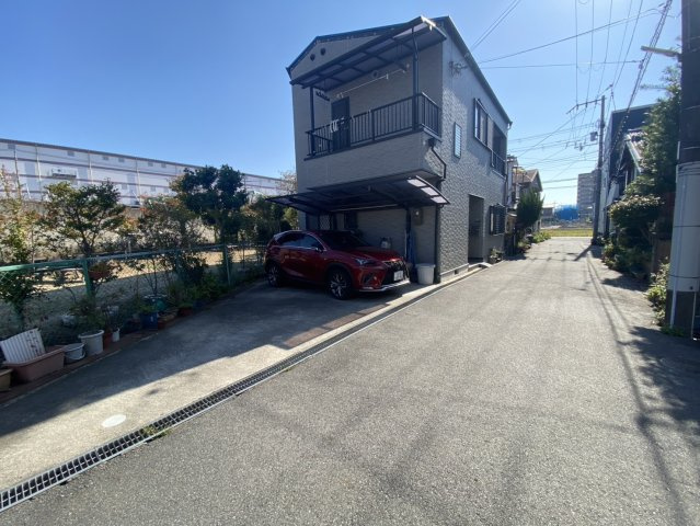 谷川2丁目　鉄骨造中古戸建の前面道路含む現地写真|■お車は２台駐車可能ですよ♪♪