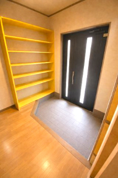 谷川2丁目　鉄骨造中古戸建の玄関|※こちらの玄関写真は、加工写真で荷物を無しにした写真になります。
　実際の写真には荷物があります。