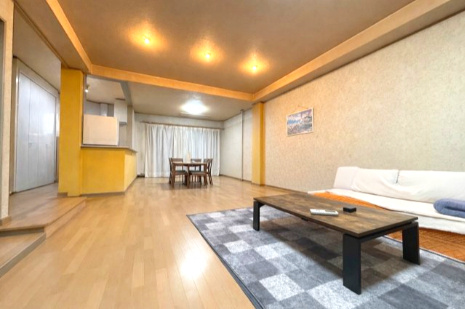 谷川2丁目　鉄骨造中古戸建の居間・リビング|※こちらのリビング写真は、加工写真で荷物を無しにした写真になります。
　実際の写真には荷物があります。